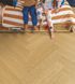 Кварц вінілова плитка для підлоги Quick-Step Ciro Herringbone Pure oak honey AVHBU40360 фото 3